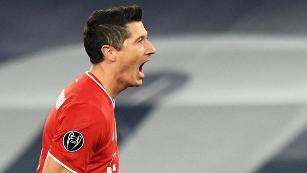 Kanonýr Bayernu Robert Lewandowski slaví gól v osmifinále Ligy mistrů na hřišti Lazia Řím. Kanonýr Bayernu Robert Lewandowski slaví gól v osmifinále Ligy mistrů na hřišti Lazia Řím.