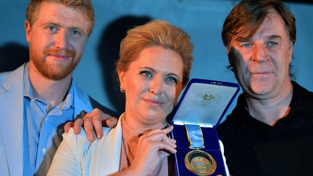 Petr Svoboda (vpravo) věnoval svou zlatou medaili z Nagana k prodeji ve prospěch Nadace Jakuba Voráčka. Vlevo je útočník Flyers a uprostřed jeho sestra Petra Klausová. Petr Svoboda (vpravo) věnoval svou zlatou medaili z Nagana k prodeji ve prospěch Nadace Jakuba Voráčka. Vlevo je útočník Flyers a uprostřed jeho sestra Petra Klausová.