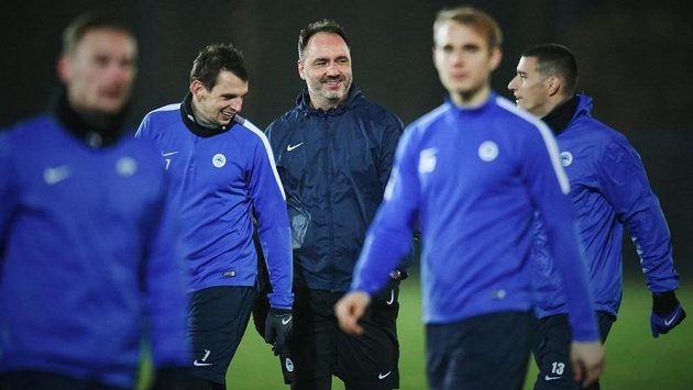 Trenér Slovanu Jindřich Trpišovský (uprostřed) na středečním tréninku před utkáním Evropské ligy s Karabachem. Trenér Slovanu Jindřich Trpišovský (uprostřed) na středečním tréninku před utkáním Evropské ligy s Karabachem.