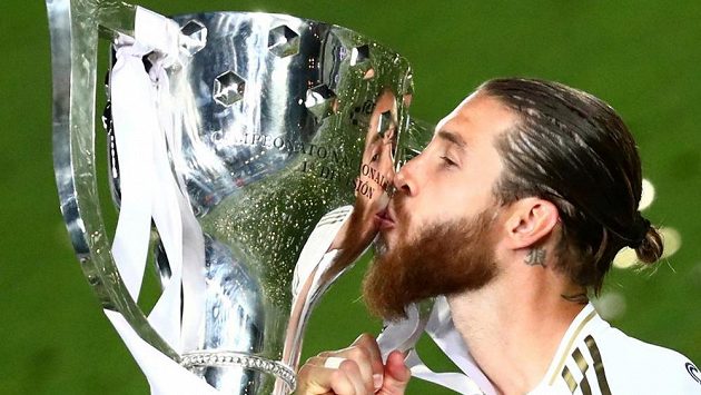 Sergio Ramos v dresu Realu na snímku z roku 2020 s trofejí za vítězství ve španělské lize. Sergio Ramos v dresu Realu na snímku z roku 2020 s trofejí za vítězství ve španělské lize.