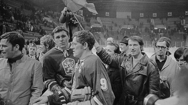 Václav Nedomanský (druhý zleva) a kapitán Jozef Golonka (č.9) po vítězství nad SSSR na hokejovém MS 1969 ve Stockholmu. Václav Nedomanský (druhý zleva) a kapitán Jozef Golonka (č.9) po vítězství nad SSSR na hokejovém MS 1969 ve Stockholmu.