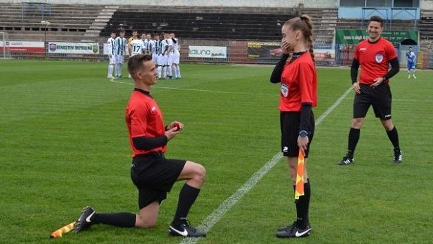 Netradiční žádost o ruku - asistent rozhodíčho poklekl přímo na stadionu před zápasem. Netradiční žádost o ruku - asistent rozhodíčho poklekl přímo na stadionu před zápasem.