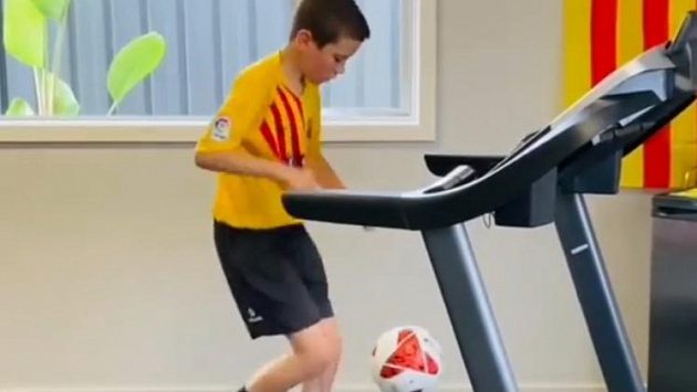 Clapec z barcelonské akademie řádí s míčem na běžeckém pásu. Clapec z barcelonské akademie řádí s míčem na běžeckém pásu.
