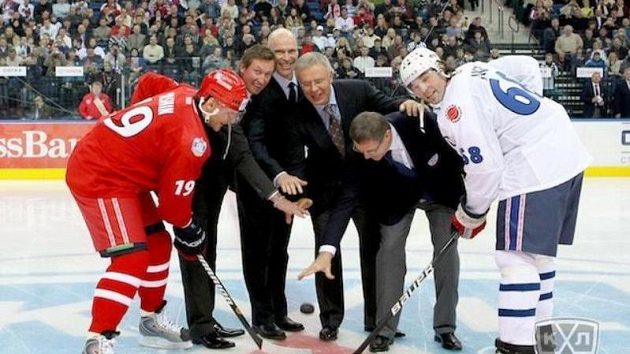 Jaromír Jágr (vpravo) při úvodním buly s Alexejem Jašinem za asistence Wayna Gretzkého a Marka Messiera Jaromír Jágr (vpravo) při úvodním buly s Alexejem Jašinem za asistence Wayna Gretzkého a Marka Messiera
