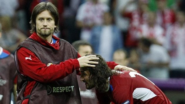 Zraněný Tomáš Rosický nakonec do utkání nezasáhl, vpravo Petr Jiráček Zraněný Tomáš Rosický nakonec do utkání nezasáhl, vpravo Petr Jiráček