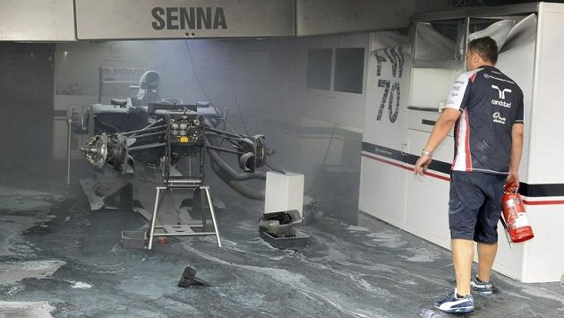 Ohořelý monopost Bruna Senny Ohořelý monopost Bruna Senny