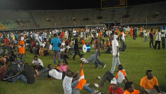 Stadión v senegalském Dakaru, kde se kvůli rozbouřeným fanouškům nedohrál zápas s Pobřežím slonoviny. Stadión v senegalském Dakaru, kde se kvůli rozbouřeným fanouškům nedohrál zápas s Pobřežím slonoviny.