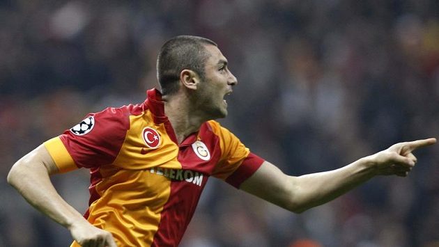 Burak Yilmaz z Galatasaraye Istanbul se raduje z gólu, který vstřelil Manchesteru United. Burak Yilmaz z Galatasaraye Istanbul se raduje z gólu, který vstřelil Manchesteru United.