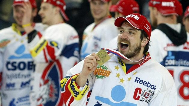 Pardubický Petr Koukal se raduje ze zlaté medaile, pro hokejové mistry republiky. Pardubický Petr Koukal se raduje ze zlaté medaile, pro hokejové mistry republiky.