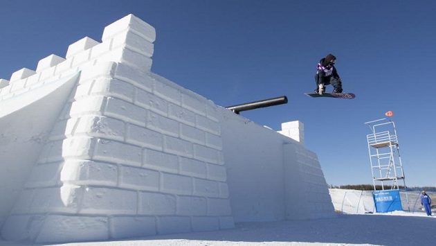 Šárka Pančochová na náročné trati slopestylu v čínském středisku Secret Garden. Šárka Pančochová na náročné trati slopestylu v čínském středisku Secret Garden.