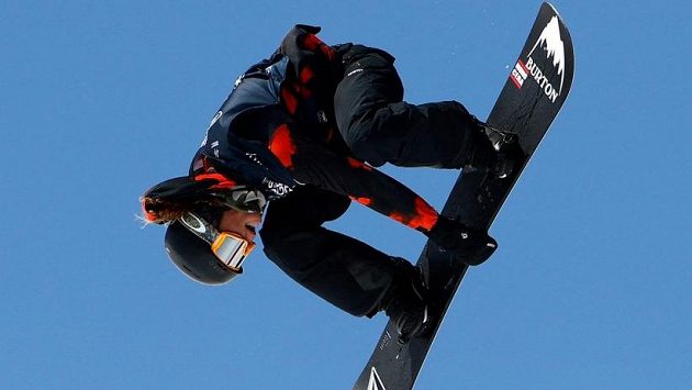 Valentino Guseli vyletěl ve švýcarském Laaxu při jízdě v U-rampě do výšky 7,3 metru Valentino Guseli vyletěl ve švýcarském Laaxu při jízdě v U-rampě do výšky 7,3 metru