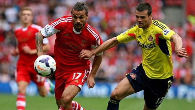 Pablo Daniel Osvaldo ze Southamptonu v souboji o míč s Ondřejem Čelůstkou (vpravo). Pablo Daniel Osvaldo ze Southamptonu v souboji o míč s Ondřejem Čelůstkou (vpravo).
