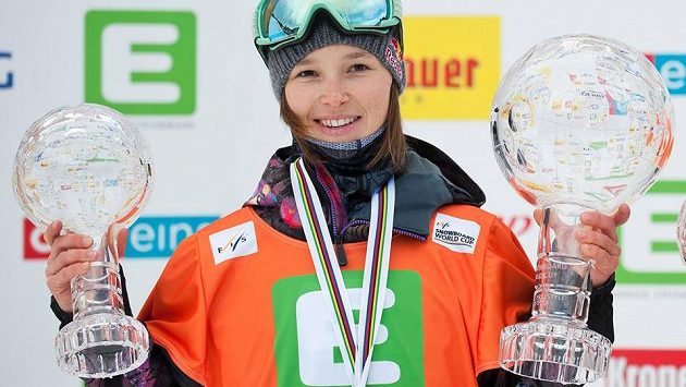Šárka Pančochová a její dva křišťálové glóby - velký za celkové vítězství ve Světovém poháru a malý za slopestyle. Šárka Pančochová a její dva křišťálové glóby - velký za celkové vítězství ve Světovém poháru a malý za slopestyle.