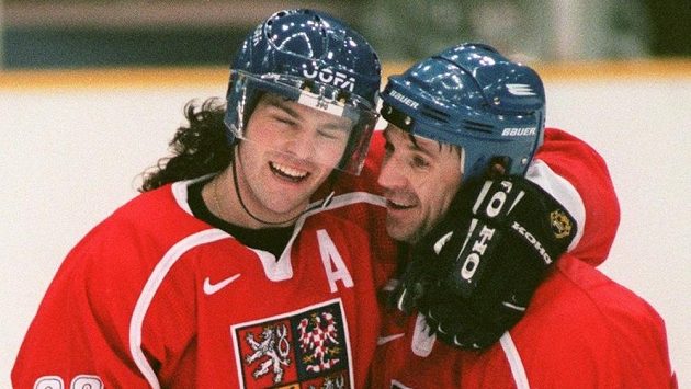Jaromír Jágr (vlevo) a autor vítězného gólu ve finále s Ruskem Petr Svoboda se radují během pro Čechy zlatého olympijského turnaje v japonském Naganu. Jaromír Jágr (vlevo) a autor vítězného gólu ve finále s Ruskem Petr Svoboda se radují během pro Čechy zlatého olympijského turnaje v japonském Naganu.