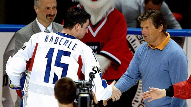 Marián Šťastný (vpravo) na archivním snímku z MS v roce 2008 v Kanadě dekoruje nejlepší hráče utkání Česko - Švýcarsko. Marián Šťastný (vpravo) na archivním snímku z MS v roce 2008 v Kanadě dekoruje nejlepší hráče utkání Česko - Švýcarsko.