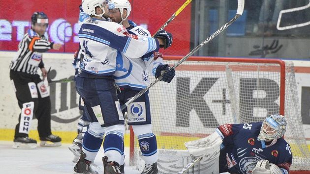Plzeň slaví gól, Liberec ve třetím čtvrtfinále prohrává. Plzeň slaví gól, Liberec ve třetím čtvrtfinále prohrává.