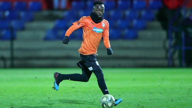 Jedna ze tří ofenzívních posil Plzně Joel Kayamba v přípravném utkání proti Ústí nad Labem. Jedna ze tří ofenzívních posil Plzně Joel Kayamba v přípravném utkání proti Ústí nad Labem.