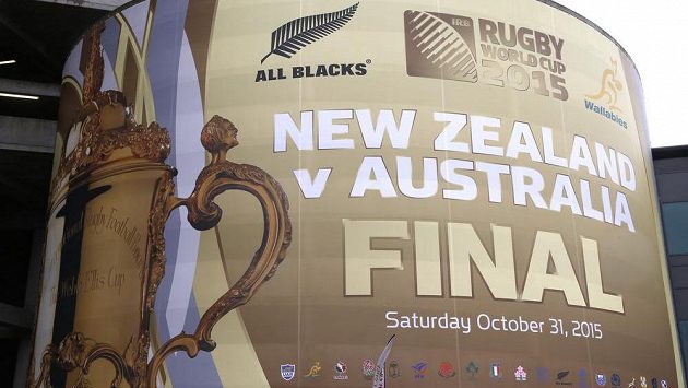 Obří upoutávka u Twickenham Stadium v Londýně zve na velké finále. Obří upoutávka u Twickenham Stadium v Londýně zve na velké finále.
