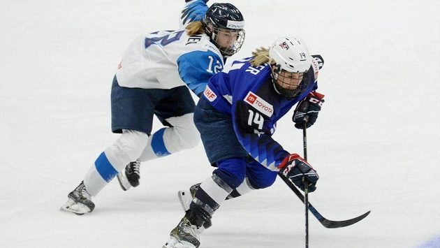 Elisa Holopainenová z Finska a Brianna Deckerová z USA v akci během finále ženského mistrovství světa v ledním hokeji. Elisa Holopainenová z Finska a Brianna Deckerová z USA v akci během finále ženského mistrovství světa v ledním hokeji.