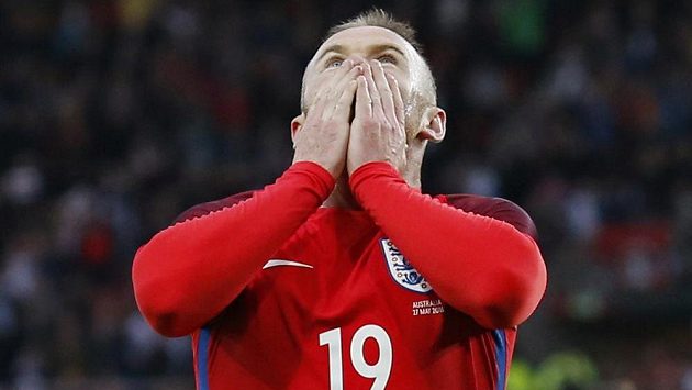 Anglický útočník Wayne Rooney vzhlíží k nebi po vstřeleném gólu proti Austrálii. Anglický útočník Wayne Rooney vzhlíží k nebi po vstřeleném gólu proti Austrálii.