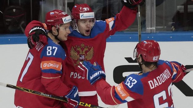 Ruský hokejista Artěmij Panarin, uprsotřed, slaví se spoluhráči gól proti Švédsku. Ruský hokejista Artěmij Panarin, uprsotřed, slaví se spoluhráči gól proti Švédsku.