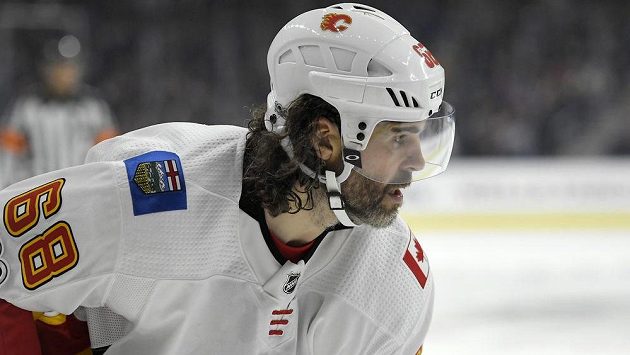 Premiéra Jaromíra Jágra v dresu Calgary Flames dopadla úspěšně. Český útočník se sice neprosadil, ale slavil výhru 4:3 v prodloužení na ledě Los Angeles. Premiéra Jaromíra Jágra v dresu Calgary Flames dopadla úspěšně. Český útočník se sice neprosadil, ale slavil výhru 4:3 v prodloužení na ledě Los Angeles.