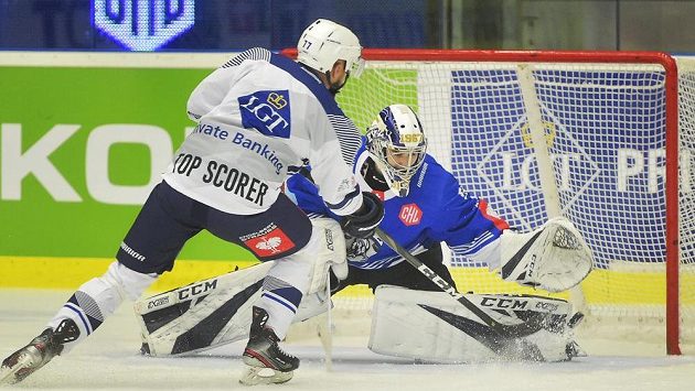 Milan Gulaš z Plzně rozhodujícím nájezdem překonává Lucu Hollensteina v brance Zugu. Milan Gulaš z Plzně rozhodujícím nájezdem překonává Lucu Hollensteina v brance Zugu.