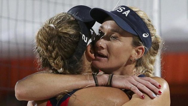Američanky Kerri Walshová a April Rossová během olympiády v Riu. Američanky Kerri Walshová a April Rossová během olympiády v Riu.