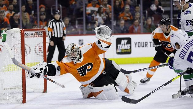 Dvacetiletý gólman Flyers Carter Hart a jeho neuvěřitelný zákrok proti střele Nikolaje Goldobina. Dvacetiletý gólman Flyers Carter Hart a jeho neuvěřitelný zákrok proti střele Nikolaje Goldobina.