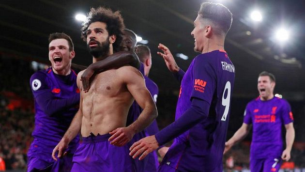 Kanonýr Liverpoolu Mohamed Salah (bez dresu) slaví se spoluhráči vítěznou trefu proti Southamptonu. Kanonýr Liverpoolu Mohamed Salah (bez dresu) slaví se spoluhráči vítěznou trefu proti Southamptonu.