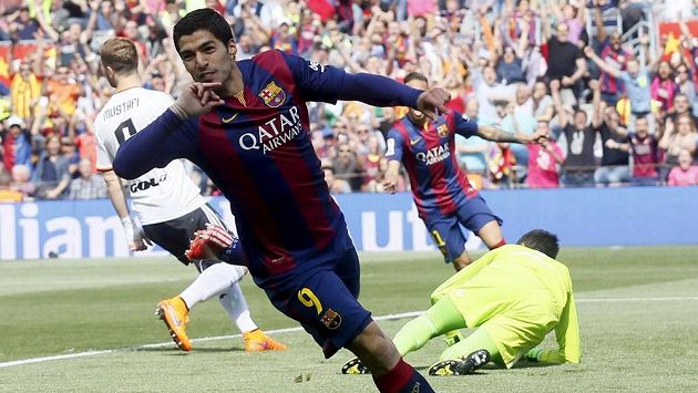 Útočník Barcelony Luis Suárez slaví svůj gól proti Valencii. Útočník Barcelony Luis Suárez slaví svůj gól proti Valencii.