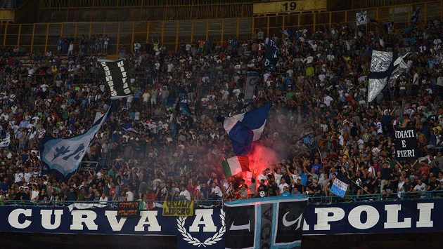 Fanoušci Neapole během duelu se Spartou Praha. Fanoušci Neapole během duelu se Spartou Praha.