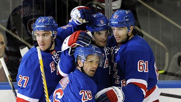 Rick Nash (61) jásá se spoluhráči z Rangers po svém gólu proti Torontu. O pár desítek minut později mohl slavit i potomka. Na snímku dále Martin St. Louis (26), Ryan McDonagh (27) a Dan Girardi (5). Rick Nash (61) jásá se spoluhráči z Rangers po svém gólu proti Torontu. O pár desítek minut později mohl slavit i potomka. Na snímku dále Martin St. Louis (26), Ryan McDonagh (27) a Dan Girardi (5).