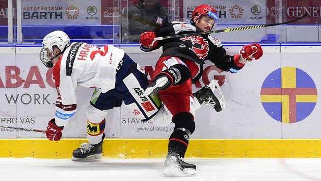 Zleva Michal Hrádek z Pardubic a Vladimír Dravecký z Třince. Zleva Michal Hrádek z Pardubic a Vladimír Dravecký z Třince.