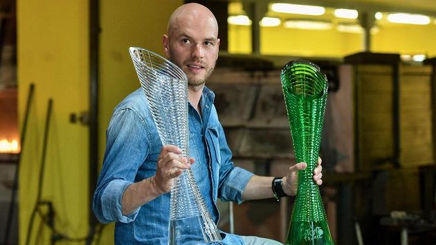 Designér a autor poháru pro vítěze Tour de France Peter Olah. Designér a autor poháru pro vítěze Tour de France Peter Olah.