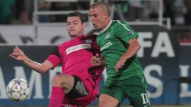 Daniel Pudil (vlevo) ještě v dresu belgického Genku. Na snímku s Pudilem Idan Vered z Maccabi Haifa. Daniel Pudil (vlevo) ještě v dresu belgického Genku. Na snímku s Pudilem Idan Vered z Maccabi Haifa.