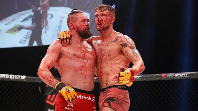 Organizace Cage Warriors zažila historický okamžik. Duel Ross Houston vs. Nicolas Dalby byl předčasně ukončen. Důvod? Moc krve. Organizace Cage Warriors zažila historický okamžik. Duel Ross Houston vs. Nicolas Dalby byl předčasně ukončen. Důvod? Moc krve.