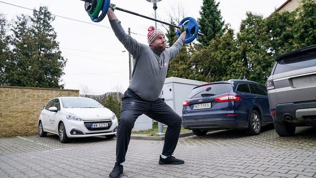Polský diskař Piotr Malachowski se v době koronviru připravuje i na parkovišti. Polský diskař Piotr Malachowski se v době koronviru připravuje i na parkovišti.