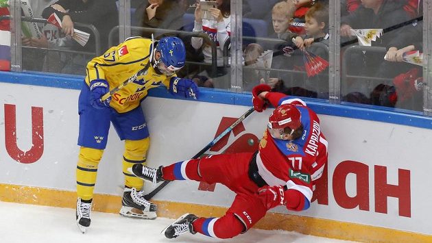 Švédský hokejista Linus Froberg v akci s Rusem Kirillem Kaprizovem v utkání Channel One Cupu. Švédský hokejista Linus Froberg v akci s Rusem Kirillem Kaprizovem v utkání Channel One Cupu.