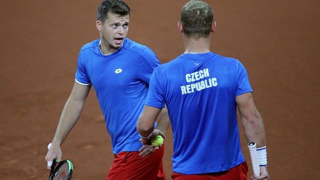 Tenisté Adam Pavlásek a Roman Jebavý během zápasu Davis Cupu proti Nizozemí. Tenisté Adam Pavlásek a Roman Jebavý během zápasu Davis Cupu proti Nizozemí.