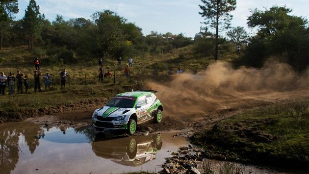 Finský závodník Kalle Rovanperä z továrního týmu Škoda Motorsport s Fabií R5 na trati Argentinské rallye. Finský závodník Kalle Rovanperä z továrního týmu Škoda Motorsport s Fabií R5 na trati Argentinské rallye.