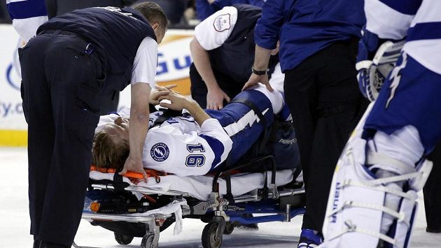 Steven Stamkos opouští 11. listopadu led na nosítkách poté, co si v duelu s Bostonem zlomil holenní kost. Steven Stamkos opouští 11. listopadu led na nosítkách poté, co si v duelu s Bostonem zlomil holenní kost.