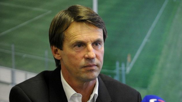 František Straka převzal fotbalisty Příbrami. František Straka převzal fotbalisty Příbrami.