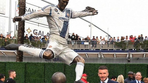 David Beckham se svojí sochou u stadionu Los Angeles Galaxy David Beckham se svojí sochou u stadionu Los Angeles Galaxy