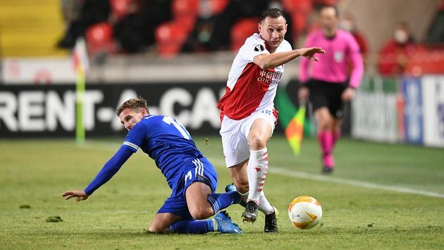 Obránce Slavie Jan Bořil v akci během utkání Evropské Ligy s anglickým Leicesterem City. Obránce Slavie Jan Bořil v akci během utkání Evropské Ligy s anglickým Leicesterem City.