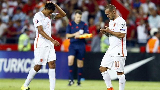 Zklamání nizozemských fotbalistů Wesleyho Sneijdera (vpravo) a Jaira Riedewalda po porážce v Turecku. Zklamání nizozemských fotbalistů Wesleyho Sneijdera (vpravo) a Jaira Riedewalda po porážce v Turecku.