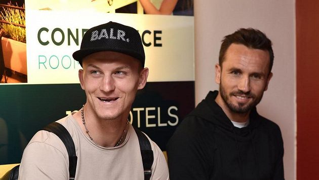 Tomáš Necid (vlevo) a Tomáš Sivok na srazu české fotbalové reprezentace před utkáním kvalifikace ME 2016 s Islandem. Tomáš Necid (vlevo) a Tomáš Sivok na srazu české fotbalové reprezentace před utkáním kvalifikace ME 2016 s Islandem.