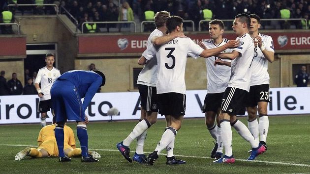 Němci se radují po jedné z branek proti Ázerbájdžánu. Němci se radují po jedné z branek proti Ázerbájdžánu.