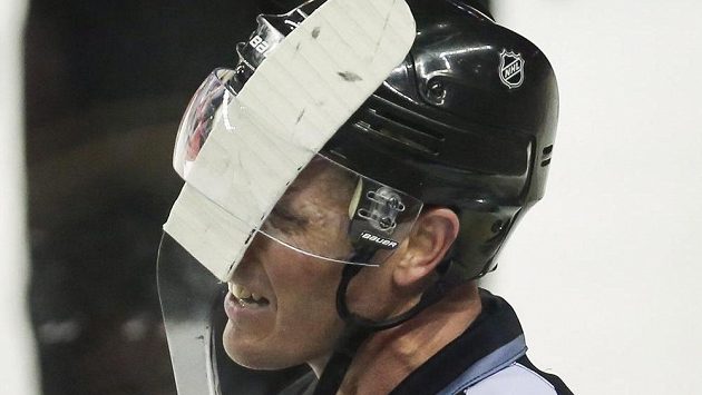 Hokejka edmontonského Antona Landera se v utkání s Calgary zasekla ve škvíře mezi helmou a plexisklem rozhodčího Davida Briseboise. Hokejka edmontonského Antona Landera se v utkání s Calgary zasekla ve škvíře mezi helmou a plexisklem rozhodčího Davida Briseboise.