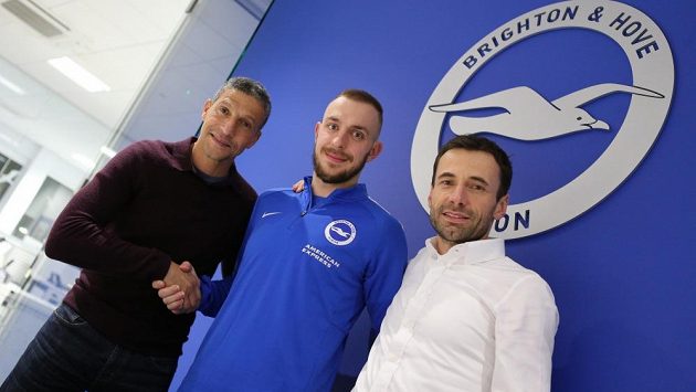 Jiří Skalák mezi hlavním trenérem Brightonu Chrisem Hughtonem (vlevo) a Viktorem Kolářem ze společnosti Sport Invest International. Jiří Skalák mezi hlavním trenérem Brightonu Chrisem Hughtonem (vlevo) a Viktorem Kolářem ze společnosti Sport Invest International.